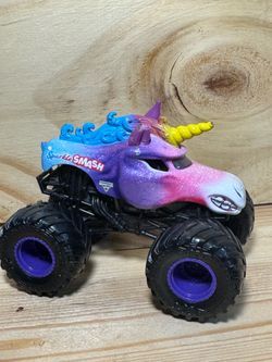 MONSTER JAM SPARKLE SMASH UNICORN TRUCK RARE 1:64