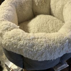plush cat bed (unused) Cat is Good