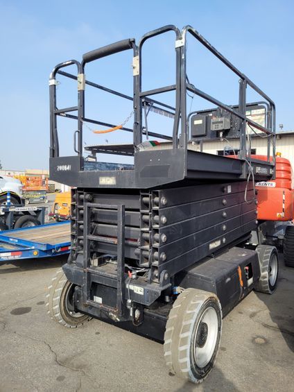 40 FOOT SCISSOR LIFT ELECTRIC ALL BLACK UNIT - JLG 4069LE
