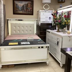 4 Pc Queen Bedroom Set FLOOR DISPLAY REGULAR PRICE:$1998 ON SALE:$1500