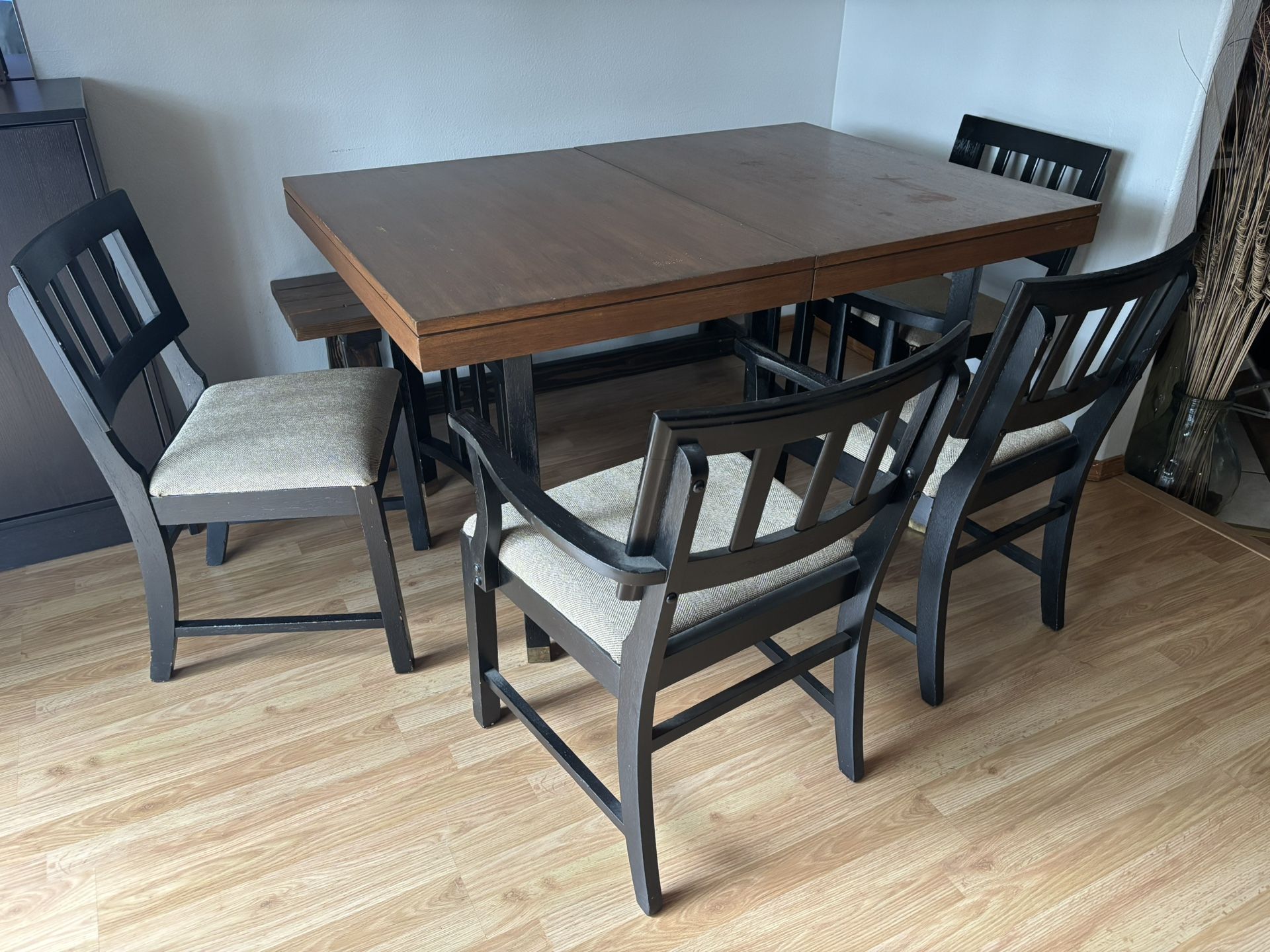 Dining Room W/ Leaf Table And 4 Chairs