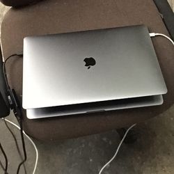 for Parts or replace Screen MacBook Pro 15” touchbar i7 Processor 256gb SSD 16gb ram Good battery no iCloud ( MacBook only no Monitor or charger )