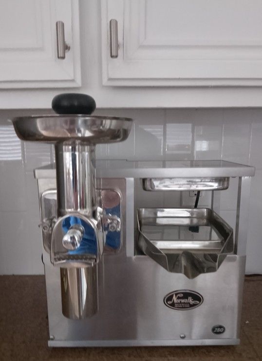 2 Stage NORWALK 280 Hydraulic Cold press and Juicer