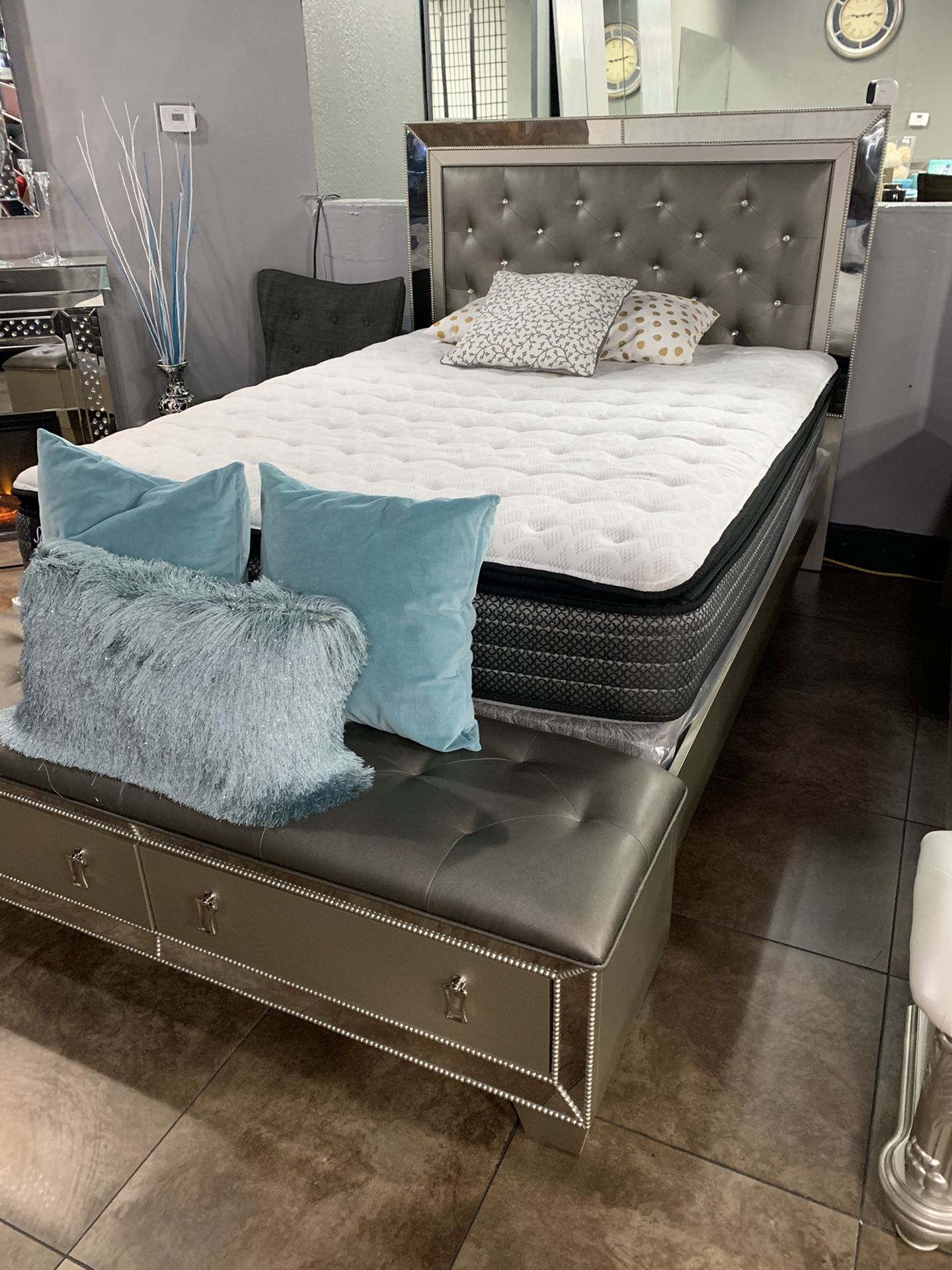 ⬛️ BLACK FRIDAY SALE ⬛️. BEAUTIFUL QUEEN SILVER BED WITH BENCH ONLY $599 ‼️