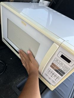 Microwave ( Just Needs a Lil Cleaning )