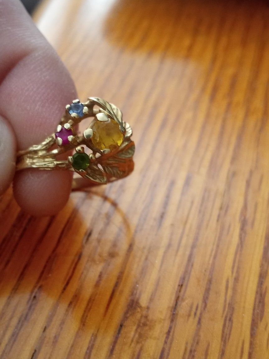 14kt Gold w/ Stones. 4.01 Grams.