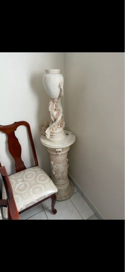 Decorative Pedestal & Vase Statue / Pedestal Decorativo con Jarrón y Estatua
