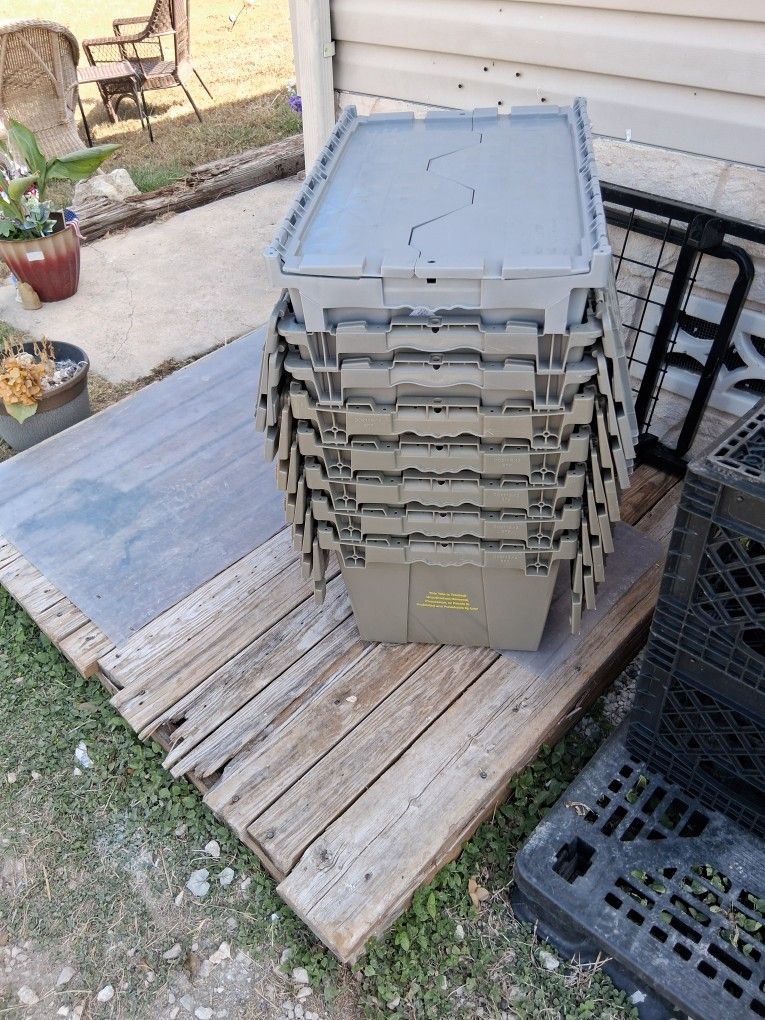 I\nHave eight storage containers with loading lids available six dollars , each