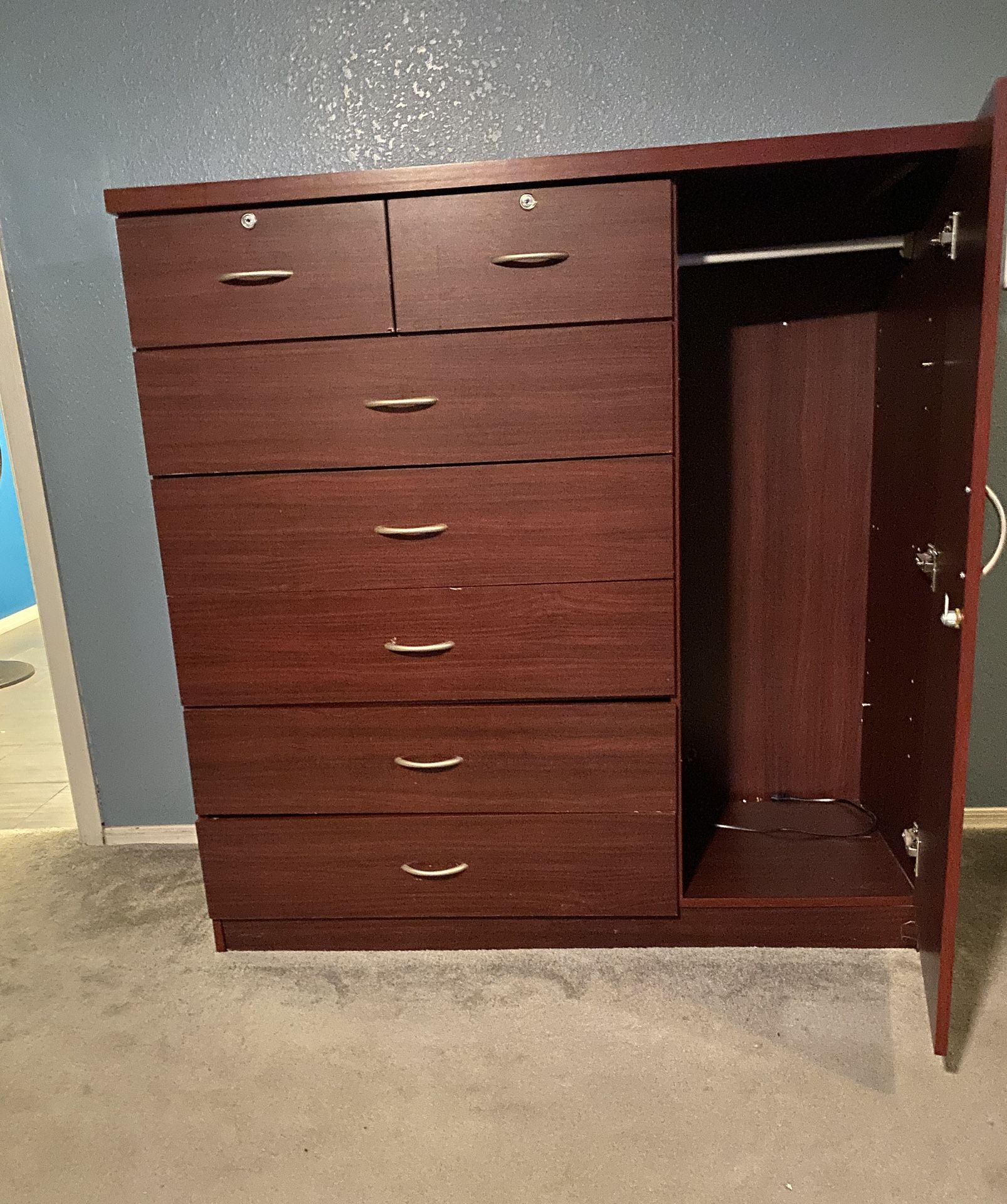 Dresser With Locking Drawers
