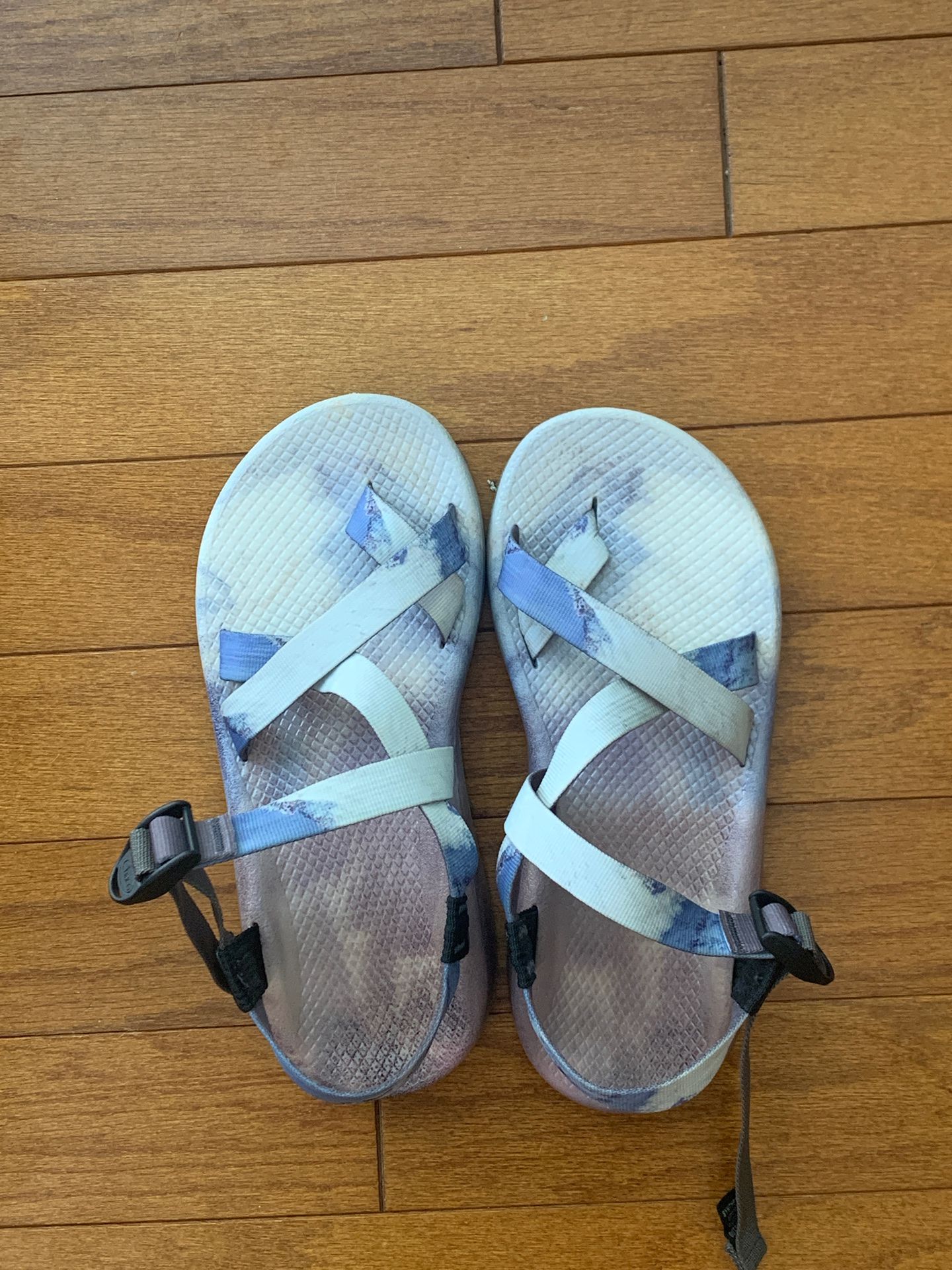Brand new* Unisex Mountain Chacos size 8