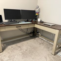 Corner Desk w/ Lift