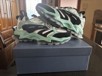 Mazino Women’s Sneakers Size 9.5