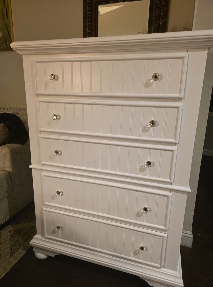 Beautiful White Dresser With Diamond Knobs 