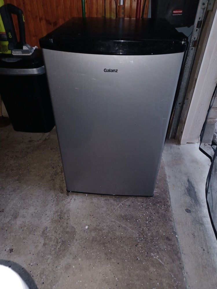 Nice Clean Galanz Mini Fridge With Ligth $60.00 Firme 1604/braun Exit