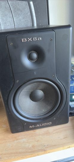M Audio BX8a studio monitor (1)