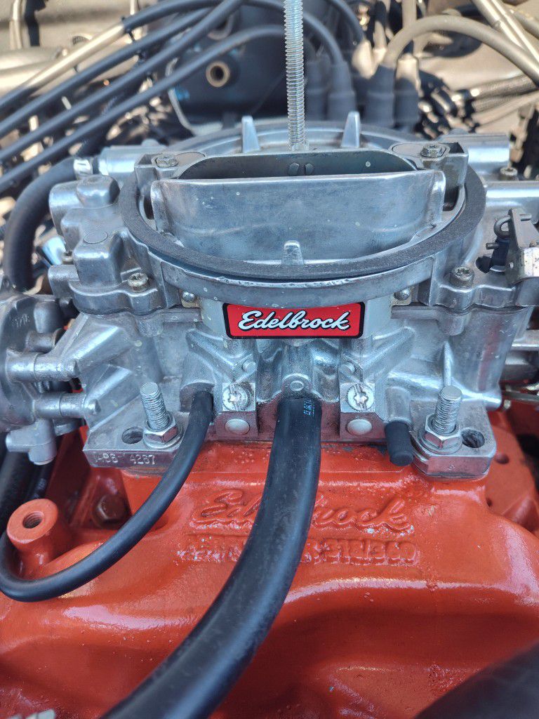 EDELBROCK 1406 Carb And A Replica Carburetor 