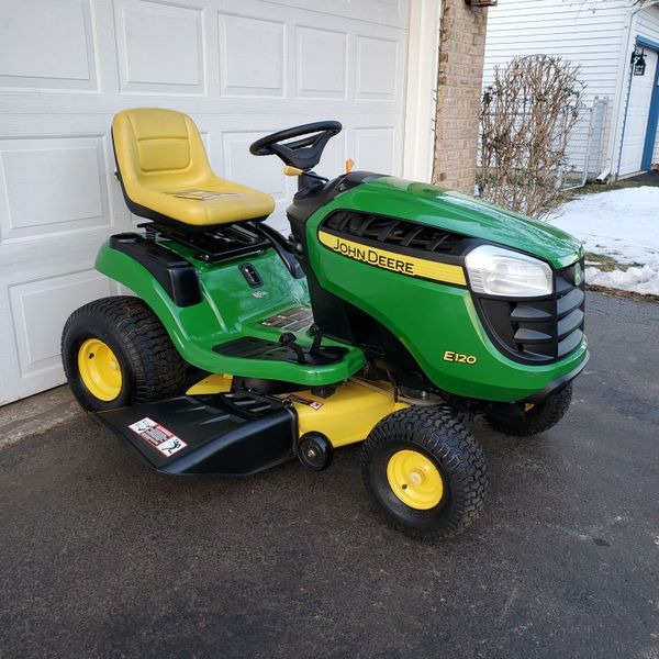 John Deer E120 Riding Lawnmower. 20HP VTwin Engine. 5 Hours. New