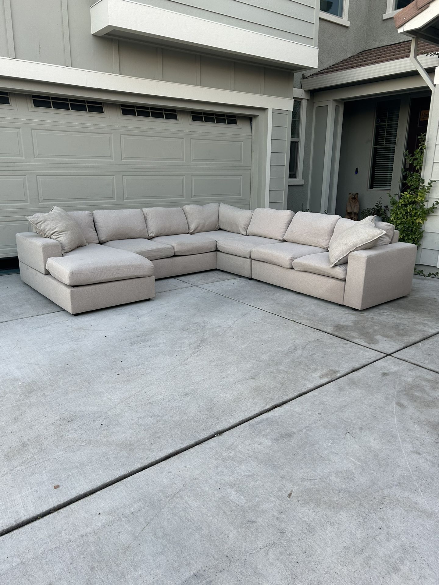 Beautiful 4pc White U Shape Sectional (Delivery Available)