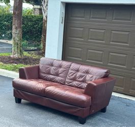 Couch/Sofa Love Seat - Leather - Delivery Available 🚛