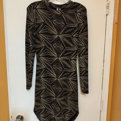 This is a never worn women’s royal blue blazer! It is very elegant and sophisticated and size small! Will accept in person cash payment.