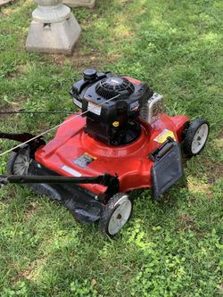 Se arreglan máquinas para cortar pasto