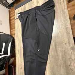 Vuori Joggers. 