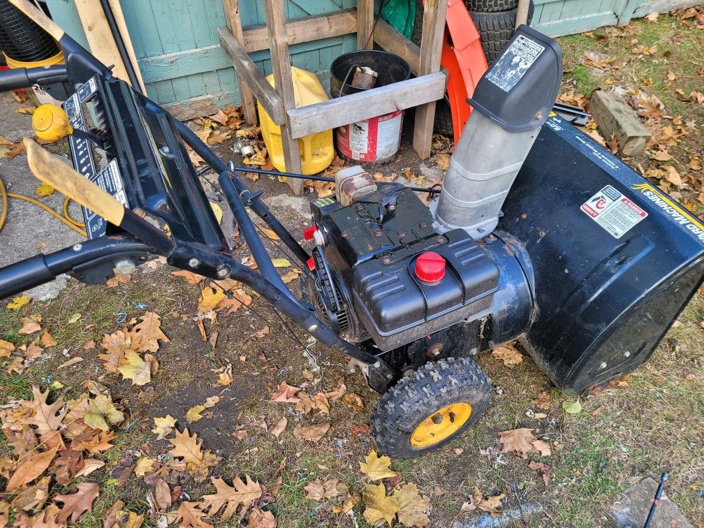 Yard machine 8 horsepower. Extreme auger Heavy duty 26 in . 6 forward and 2 reverse Gears. This unit runs great.
.