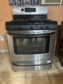 Gas Stove 5 Burners Everything Work Great. And Refrigerador