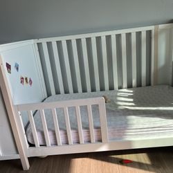 Convertible toddler crib bed