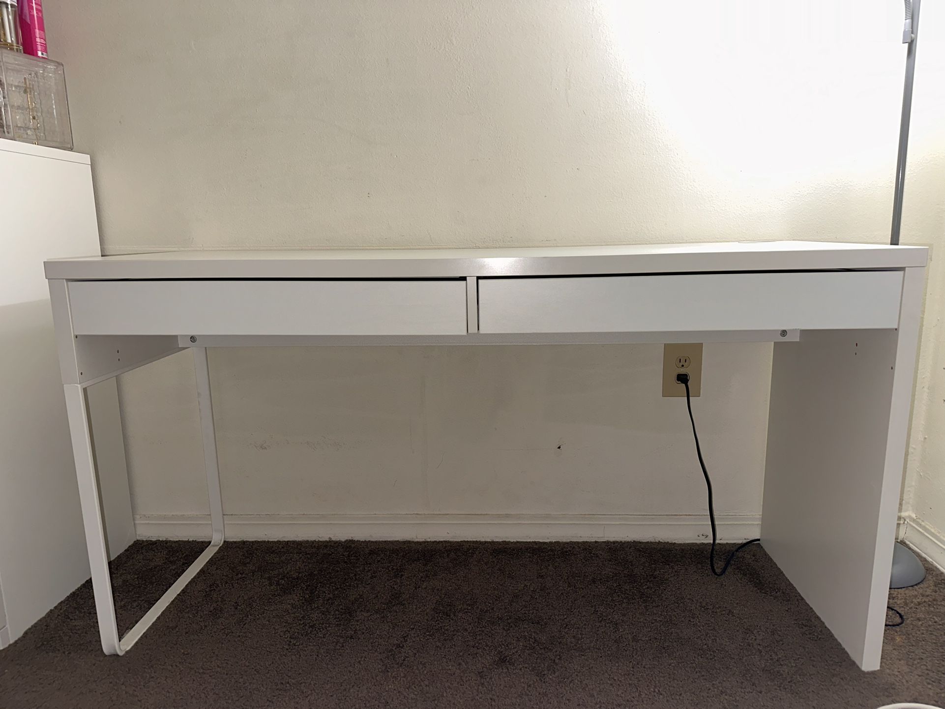 White desk + white desk chair