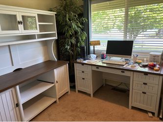 Office furniture $550 for all .Desk,Lateral File and Credenza with Hutch