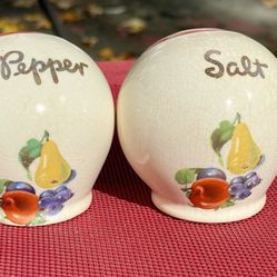 Cronin (think Harker and Bakerite)Vintage Ball Shaped S/P Shakers Fruit decals