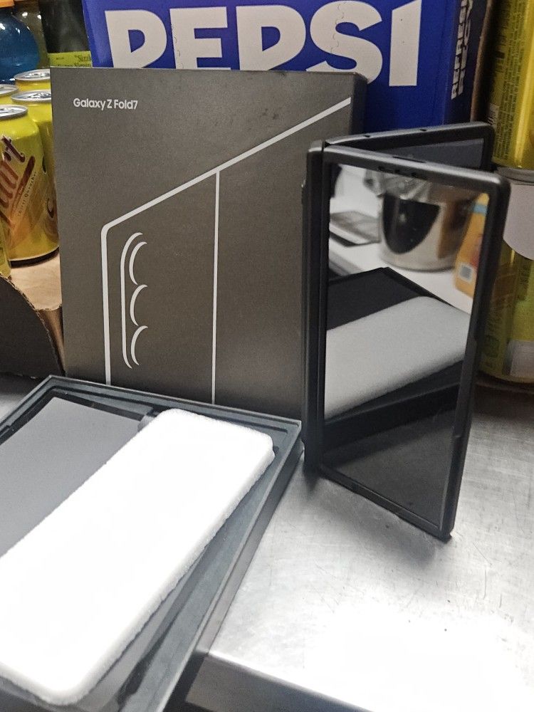 Samsung Z Fold 7 256gb NEW NEVER USED 