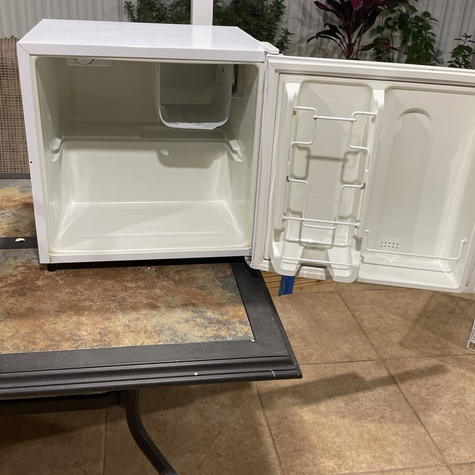 Sanyo Mini Fridge. Appliances