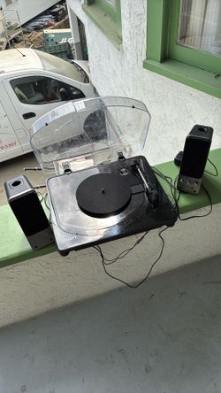Ion record player with speakers
