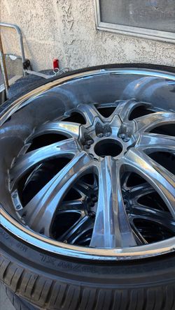 Chrome Multi-Spoke Alloy Wheel with Tire
