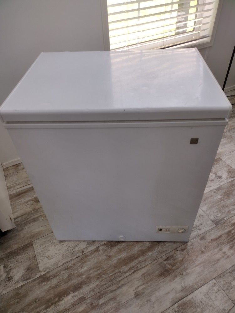 Freezer GE 5.0 Cu Ft.