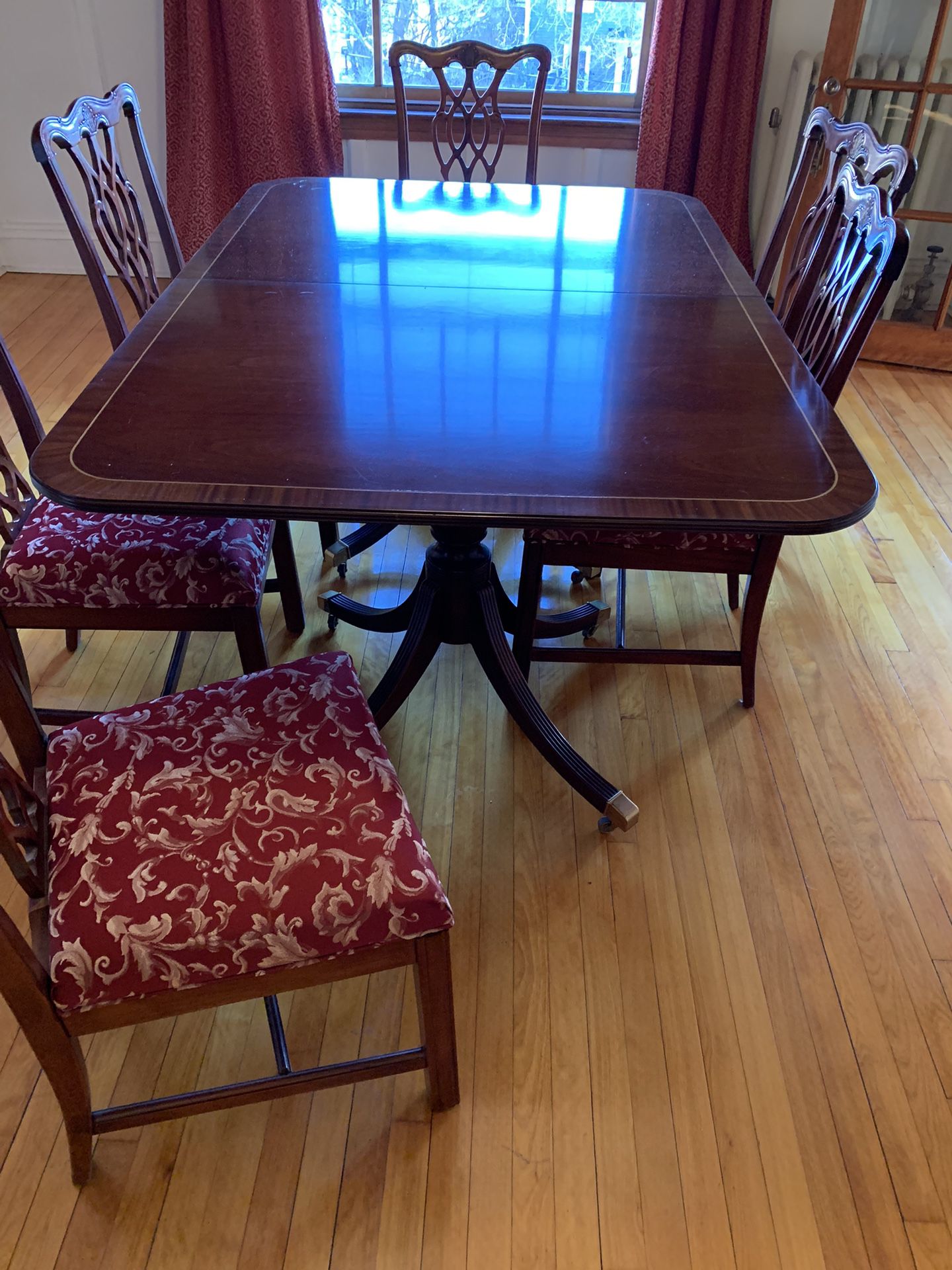 Duncan Phyfe Replica Mahogany Dining room Table
