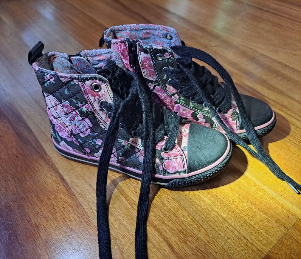 PRIMIGI Italian Shoes for Kids. Girls leather boots with laces and rose design. U.S. size 2