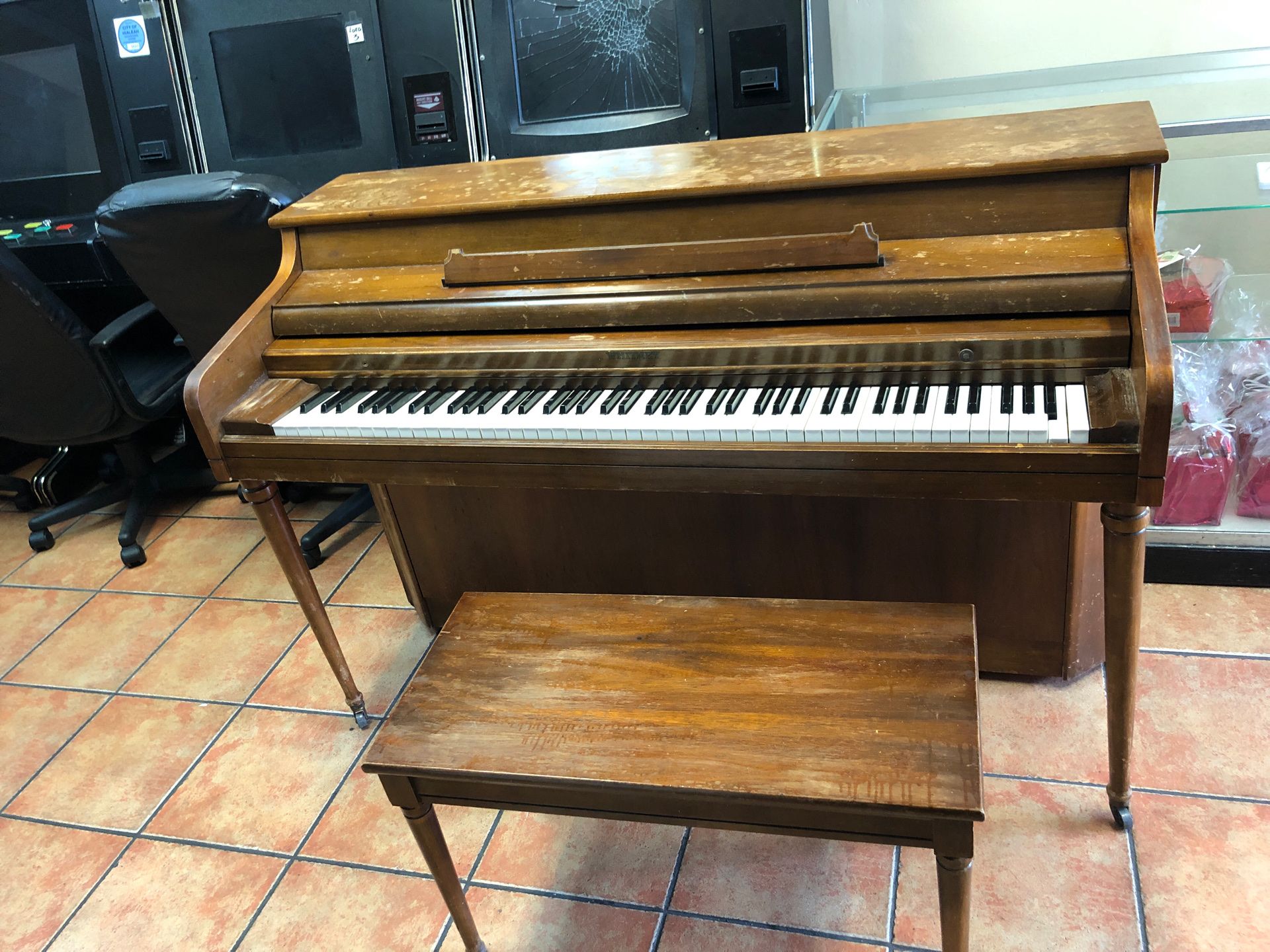 Piano Antique