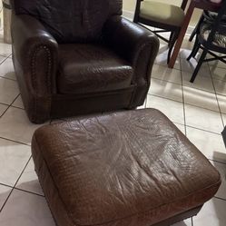 Butaca Marrón De Cuero Con Apoya Pies