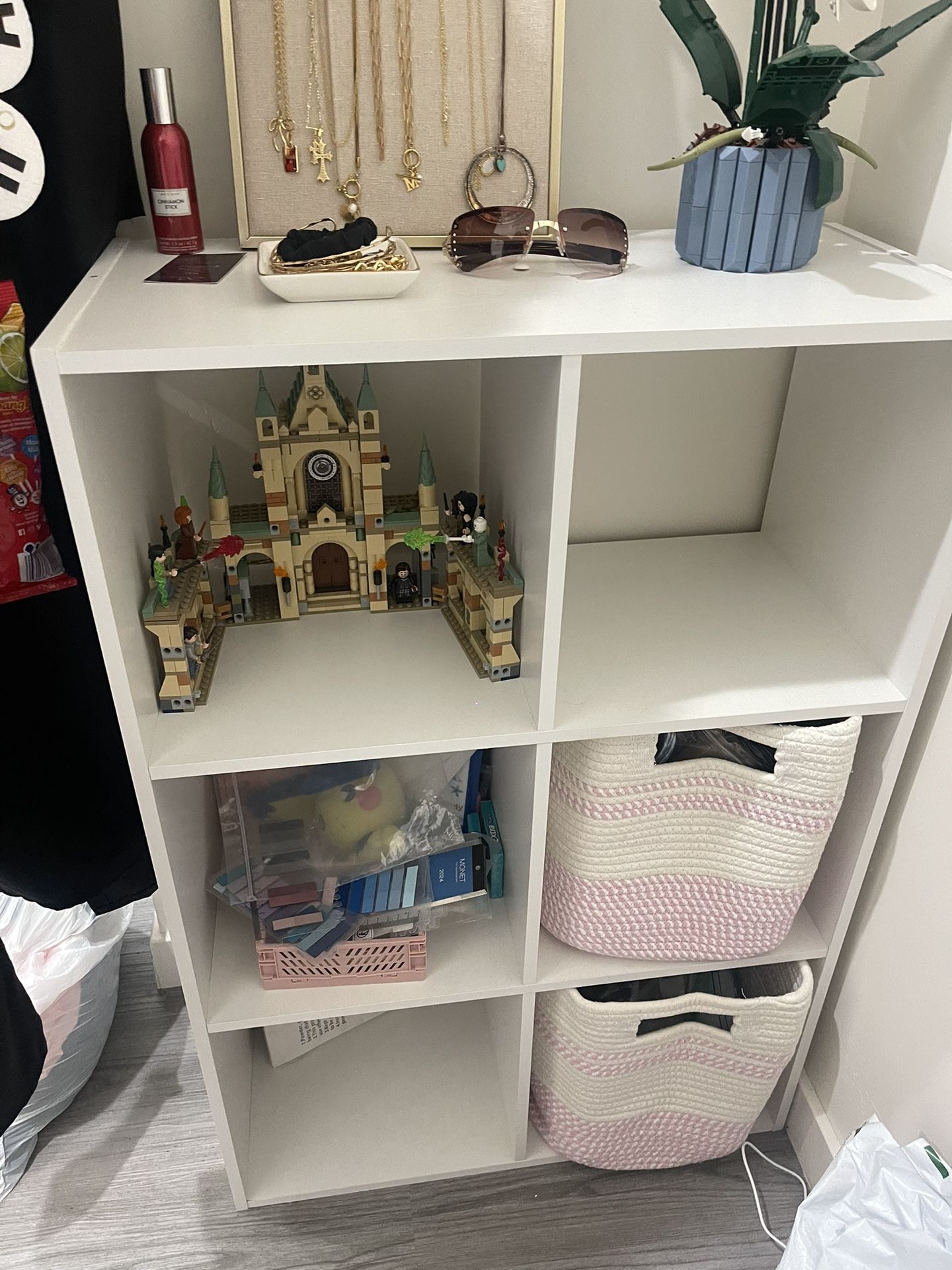 White 6 Cube Shelf