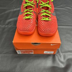 Used reverse grinches size 5.5Y