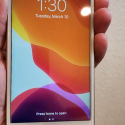 Iphone 7 plus unlocked 32GB black, damaged screen.