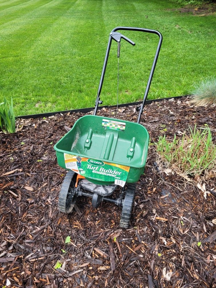 Scott's Turf Builder Fertizer Spreader