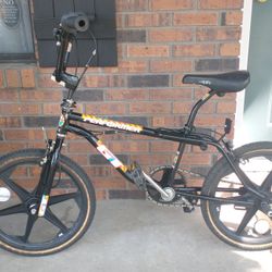 90 GT Performer BMX Bike 