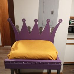 The Kings puppy bed.