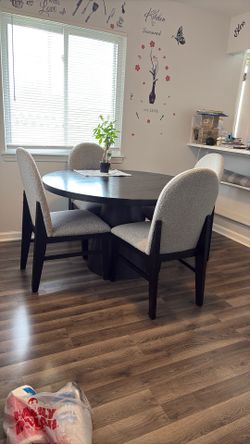 Brooklyn Round Table Set