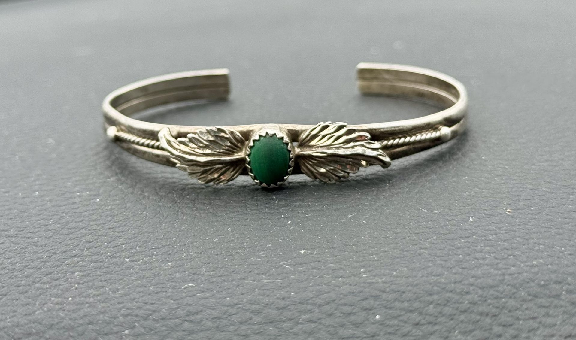 ✨ Sterling Silver .925 Feather Cuff Bracelet – Green Stone – Handmade