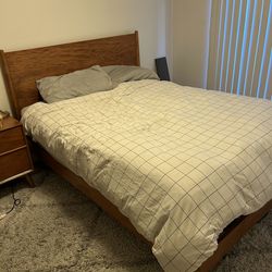 Mid-Century Style Queen Bed Frame – Clean & Sturdy